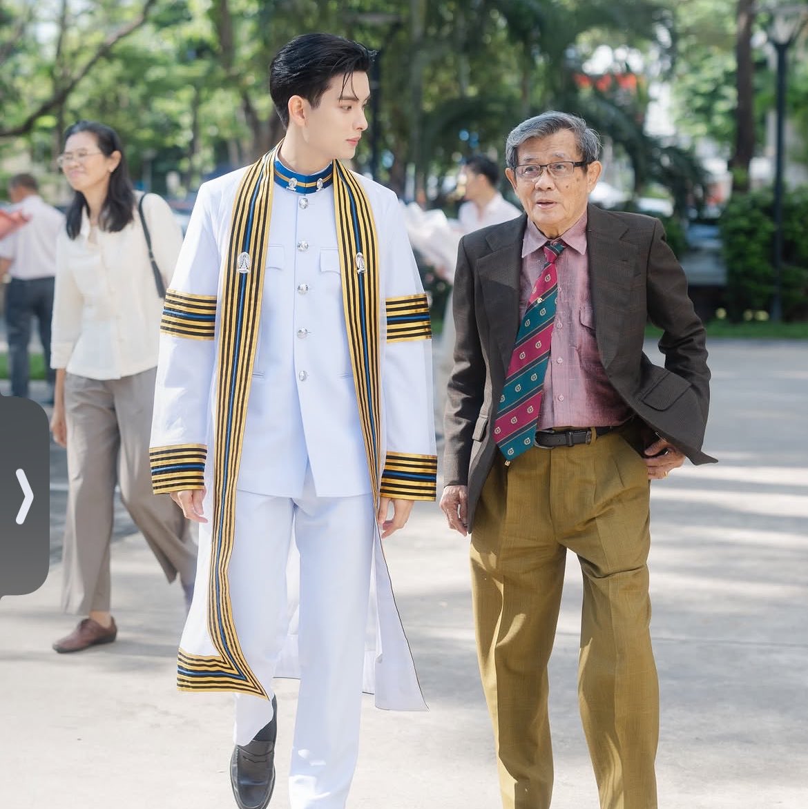 yayjibiie's tweet photo. ขุนพลดูเป็นลูกหลานผู้ดีอะ ท่านสูงกว่าเรามาก https://t.co/oBB8tG0zfY