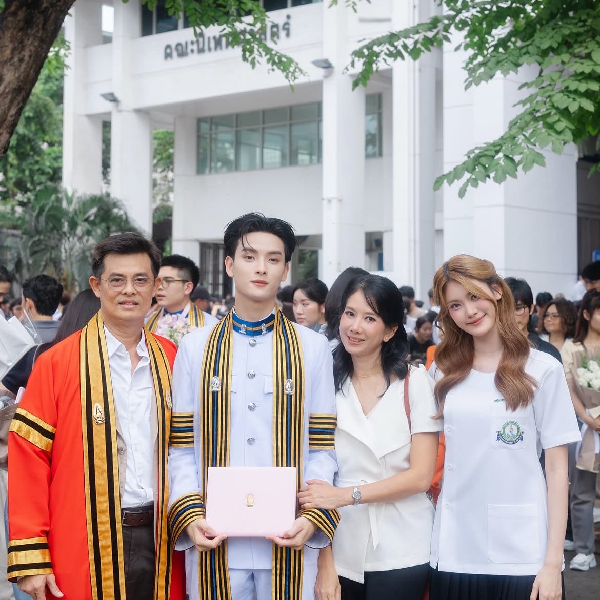 yayjibiie's tweet photo. ขุนพลดูเป็นลูกหลานผู้ดีอะ ท่านสูงกว่าเรามาก https://t.co/oBB8tG0zfY