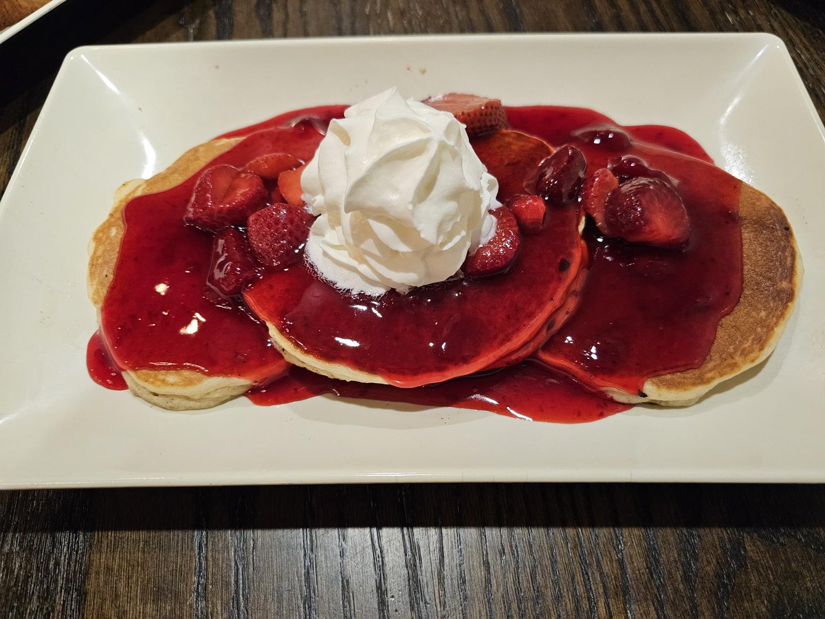 KickapooHarrah's tweet photo. 🧛 Now that's a bloody good breakfast! 🍓🤣 #Joke #Halloween #Breakfast https://t.co/z1oZoY8zcw