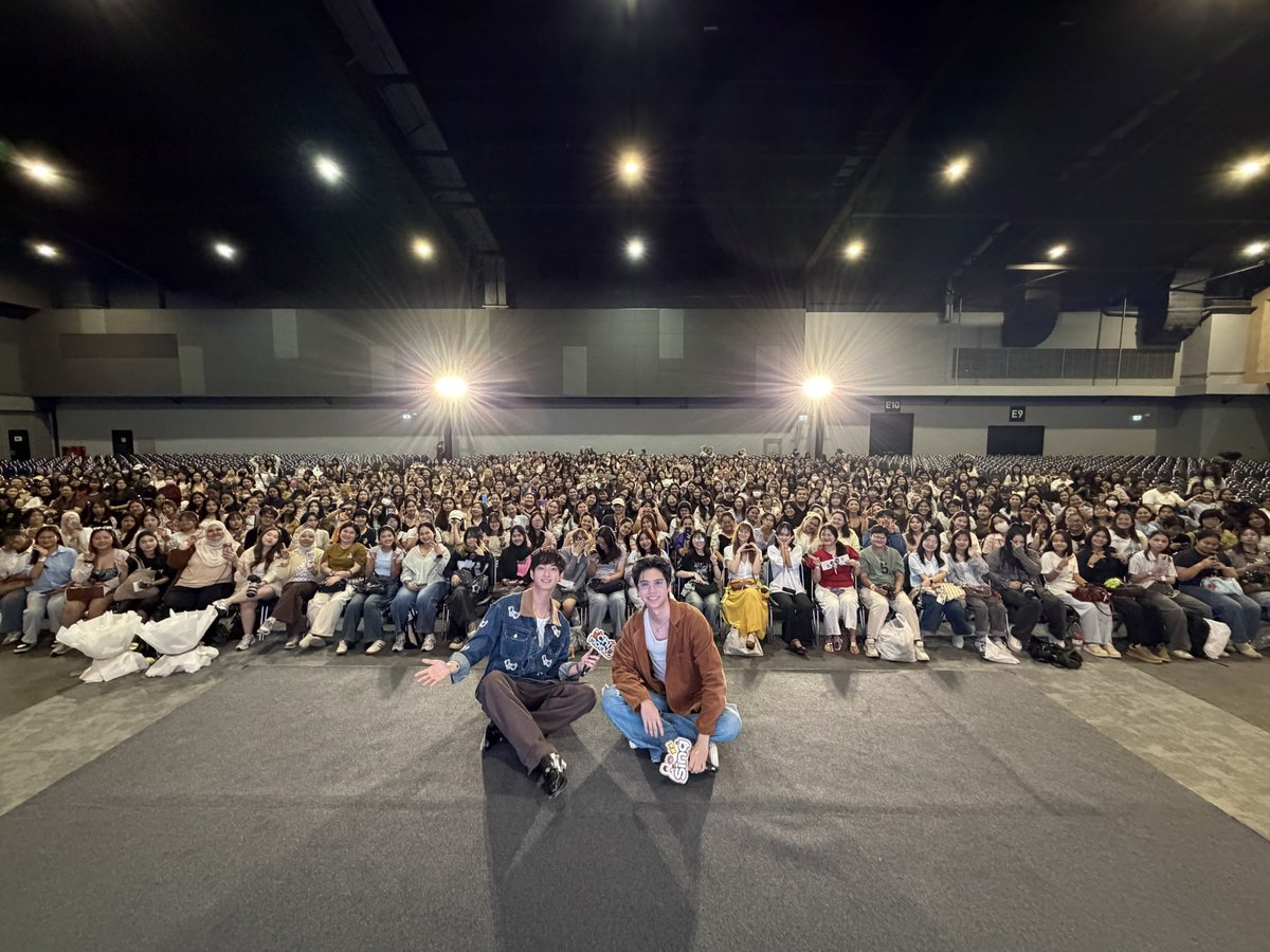 GmmtvShop's tweet photo. ซิง - ชิม่อน ดีใจที่ได้เจอทุกคนในวันนี้นะ ขอบคุณทุกคนที่มาเจอกันครับ เดินทางกลับบ้านกันดีๆนะครับ

@ssingss @Chimonac

#GMMTVFANIVAL2026HappyFamilyxSC
#GMMTV https://t.co/rHQ6W45ItM