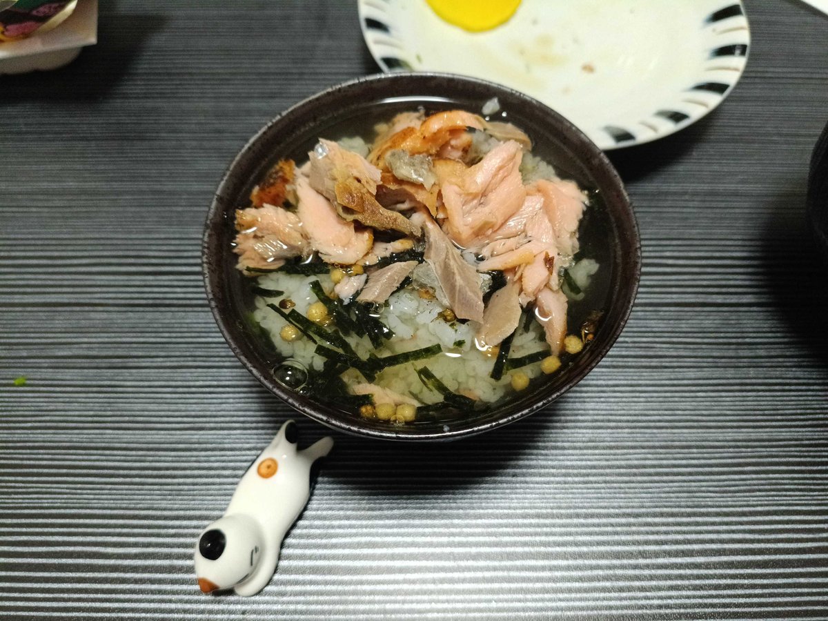 Tip_section_440's tweet photo. 謎のフラッシュ設定により白飛びしたさきっぽディナー
鮭茶漬けでおかわりがかなり今おれの中でアツい https://t.co/hqW8Bo3D7E