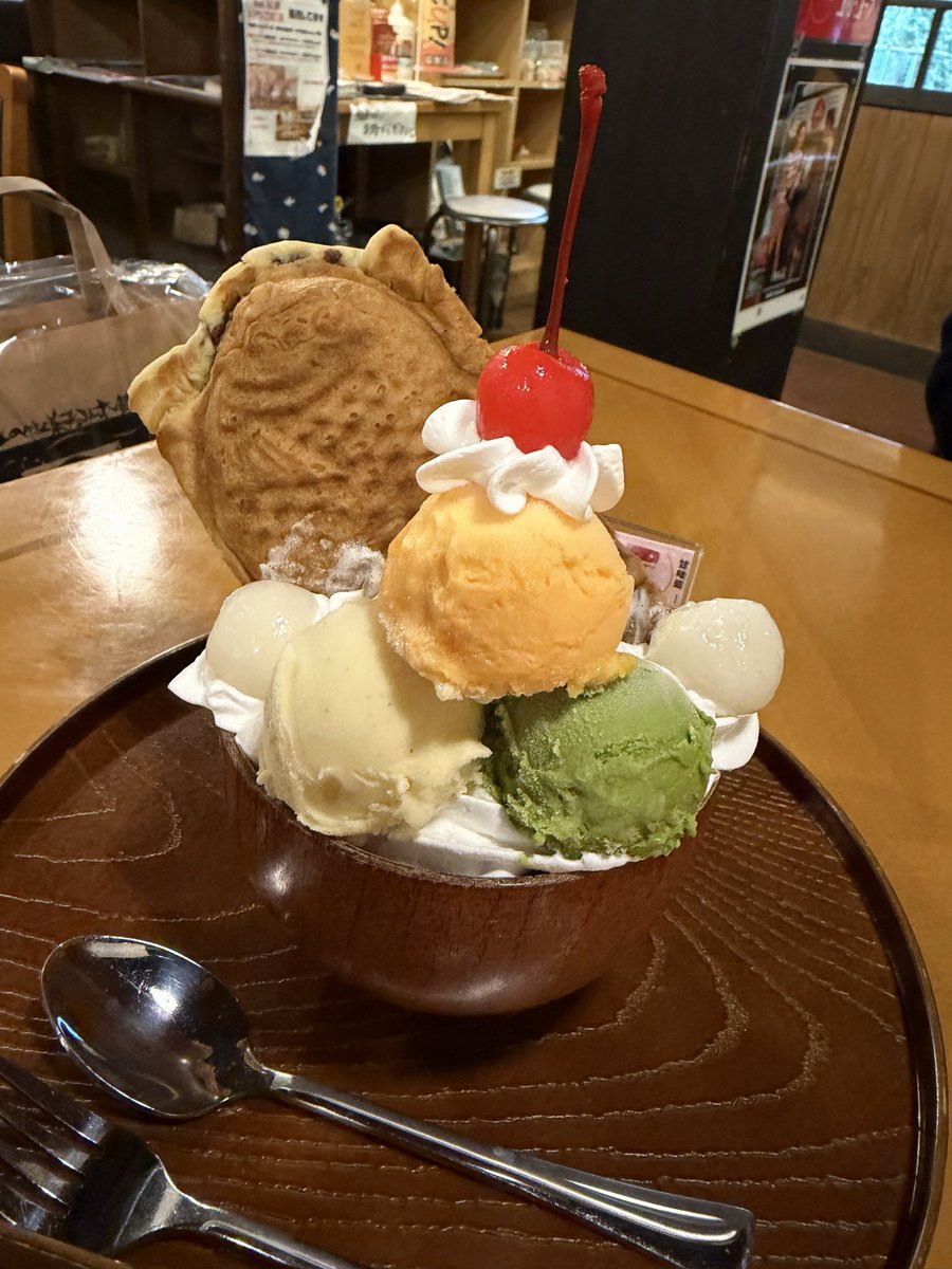 kamosaremas's tweet photo. たい焼きパフェ https://t.co/Uo7PZfJKhk