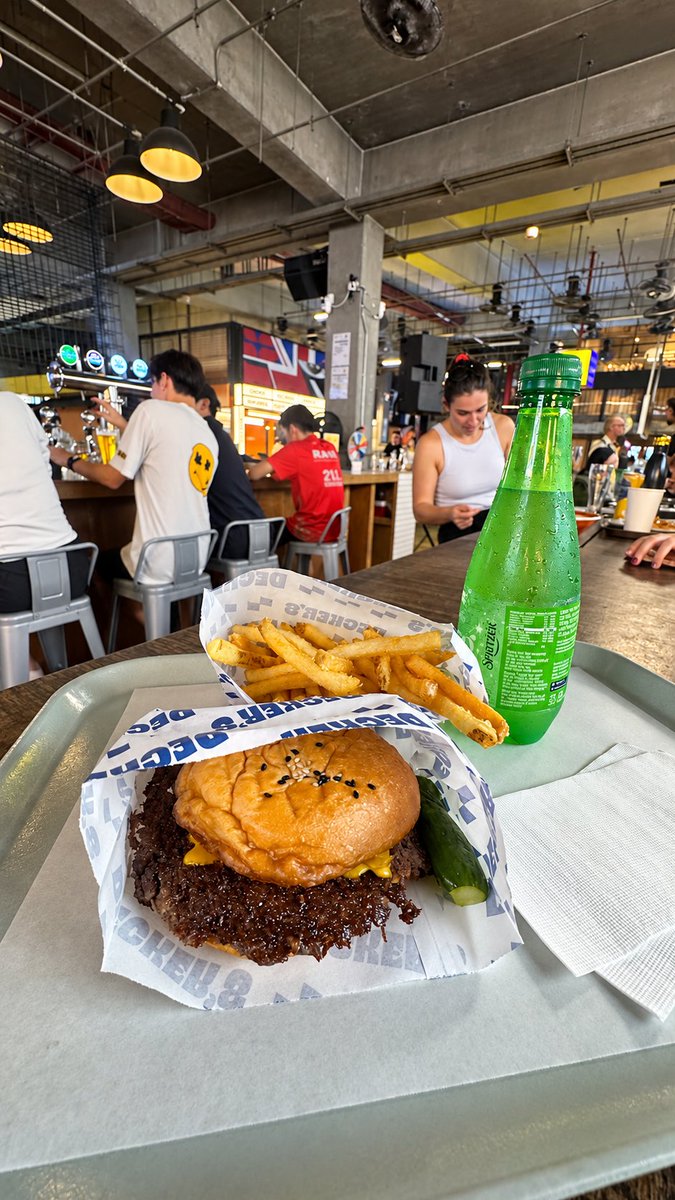 jannah_rent's tweet photo. ━━━━━━━━━━━━━━━
🇲🇾 REXKLで見つけた
また食べたくなるバーガー🍔
━━━━━━━━━━━━━━━

「マレーシア旅行で食べたハンバーガーの中で、間違いなく最高の一品でした」
「7日間の滞在中、デッカーズに3回も足を運んでしまいました」

そんな口コミに惹かれて、気になっていたバーガーを食べに行ってきました☺️

📍Decker’s • Formerly known as Triple Decker
Google評価：4.5/5.0（316件）
https://t.co/Ar0TRr34Tw

実は写真を見たときは、「そんなにおいしいのかな？」と、ちょっと半信半疑だった私。笑
でも、ひと口食べたら「あ、これ美味しい…！」と納得🤤

ふわっふわのバンズに、薄めなのにお肉の旨みがぎゅっと詰まったスマッシュパティ。
そこにソースがとろっと絡んで、もうひと口、もうひと口と食べたくなるおいしさでした🤤

特に好きだったのが、このソース。

お肉の味を引き立てながら、ソース自体もしっかりおいしくて、食べ終わったあとも「あの味、また食べたいな」と思うほど！

個人的な総合1位は、今のところ『Alta Burger』のままですが、ソースのおいしさだけなら、KLでいちばん好きかもしれません🍔
スマッシュバーガー好きはぜひ行ってみてください〜！