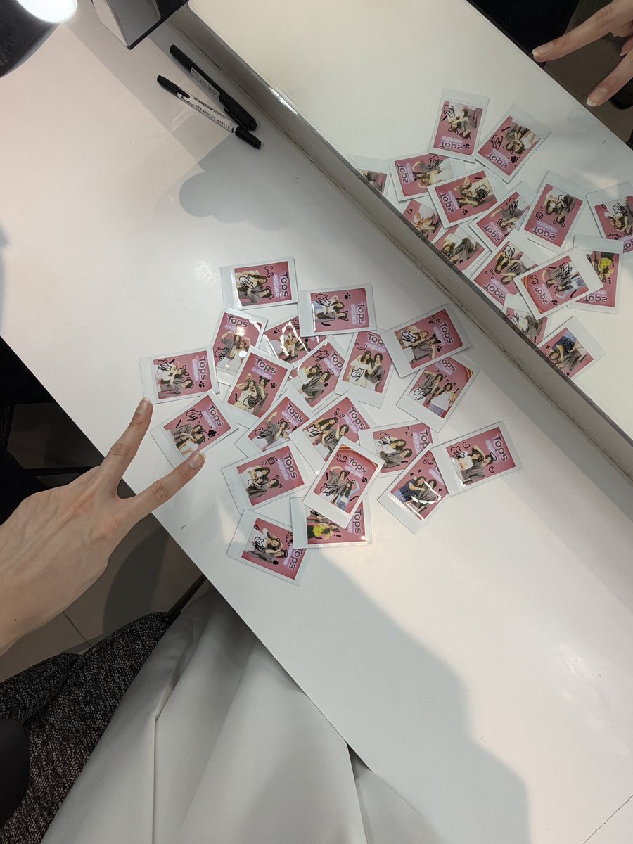 teddyyy_____s's tweet photo. ขอบคุณทาง @VaselineTH เเละ @topsthailand ที่ชวนเท็ดดี้มาในวันนี้นะครับสนุกมากๆได้เจอมัมหมีพี่ๆ แฟนคลับบทุกคนด้วยย คถที่สุดในโล้กก ขอบคุณทุกคนที่มาหากันเลยนะครับ มีคนมาหาเยอะกว่าที่เท็ดดี้คิดไว้เยอะเลยย บางคนอยู่ตปทก็มาหาเท็ดดี้ด้วยย 🥹🥹🥹🥹 ใครได้ถ่ายโพลาลอยด์กับเท็ดดี้ไปอย่าลืมเเท็กมาอวดกันด้วยนะคั้บบบ ตั้งใจเขียนให้ทุกอันเลยย แล้วก็อย่าลืมทาครีมกันด้วยนะคั้บบ ิิิ ใกล้หน้าหนาวเเล้วว ไว้เจอกันอีกนะคั้บมัมมมม luv uuu 🧸🙆‍♂️♥️♥️♥️

#VaselinexTeddy
#Topsofbeauty2026
#teddyyy