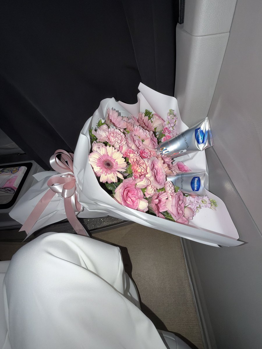 teddyyy_____s's tweet photo. ขอบคุณทาง @VaselineTH เเละ @topsthailand ที่ชวนเท็ดดี้มาในวันนี้นะครับสนุกมากๆได้เจอมัมหมีพี่ๆ แฟนคลับบทุกคนด้วยย คถที่สุดในโล้กก ขอบคุณทุกคนที่มาหากันเลยนะครับ มีคนมาหาเยอะกว่าที่เท็ดดี้คิดไว้เยอะเลยย บางคนอยู่ตปทก็มาหาเท็ดดี้ด้วยย 🥹🥹🥹🥹 ใครได้ถ่ายโพลาลอยด์กับเท็ดดี้ไปอย่าลืมเเท็กมาอวดกันด้วยนะคั้บบบ ตั้งใจเขียนให้ทุกอันเลยย แล้วก็อย่าลืมทาครีมกันด้วยนะคั้บบ ิิิ ใกล้หน้าหนาวเเล้วว ไว้เจอกันอีกนะคั้บมัมมมม luv uuu 🧸🙆‍♂️♥️♥️♥️

#VaselinexTeddy
#Topsofbeauty2026
#teddyyy