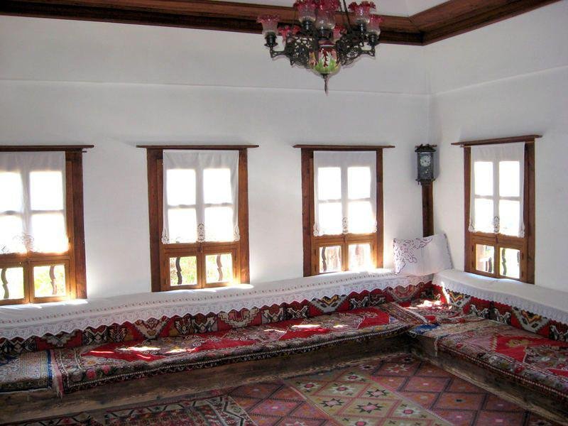 serknadumna's tweet photo. Batılılar dışa, biz içe dönüğüzdür. Onlar cephelere biz odalara takığızdır. Biz hayatlı avlu, bahçe isteriz, onlar çimli, şekillenmiş bitkili peyzaj önemser. Biz esnek ve az eşyalı iç mekan peşindeyken, onlar kıymetli eşya dolu müze ev sever. https://t.co/PP0On66Rnv