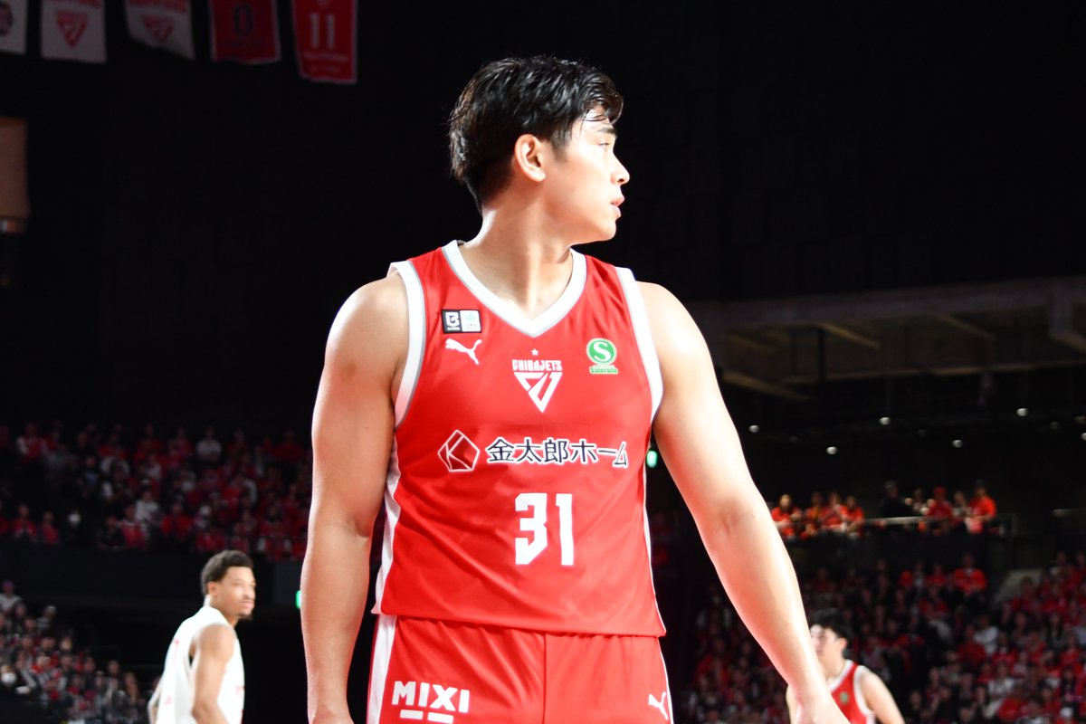 asahi_bballinfo's tweet photo. ＃千葉ジェッツ　原選手　Ａ東京戦後のコメント

けが人が多く難しい状況です。時間が経てば新しいバスケ、システムに適応していけそうか）

選手たちは、HCがやりたいことにフォーカスしている。この1，2敗で僕たちがどうしたい、というよりも、コーチ陣がチームとしてどういうバスケ、どういう守りをしていくかを方向付けしてくれると思うので、そこは信頼しています。
今年からチームに入った選手とかどうしても歯ぐるみが合わないことがある段階だと思います。少なからず、今までと違うので戸惑いはありますけど、そこは受け入れて、チーム全員で押し上げていければいいな、と思っています。

今日はプレータイム（PT）が16分と少なめに感じた）
一昨日（金曜）、PTを45分くらいもらって、その中で自分の良さが出せた。まだコーチと話していないからわからないけど、きょうは疲労を考慮してケアを優先していこうとしたのかもしれない。個人的な話をすれば、長く出たらチームに色々なところで貢献できる自信がある。そういう意味ではもっと出たかったな、と思います。