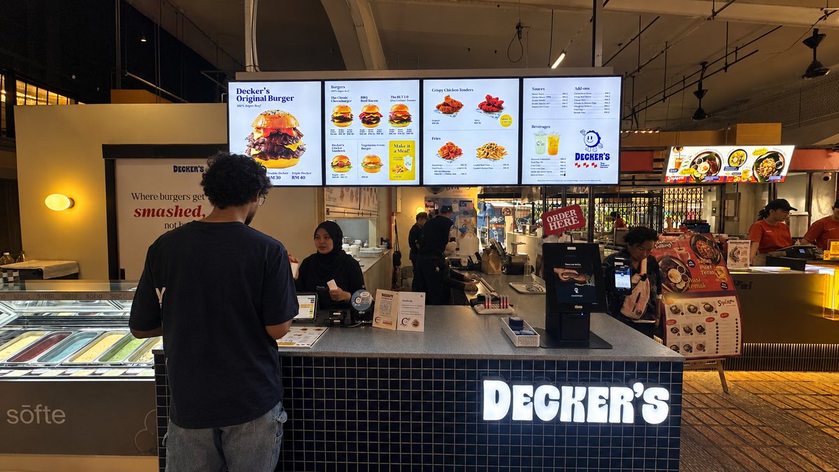 jannah_rent's tweet photo. ━━━━━━━━━━━━━━━
🇲🇾 REXKLで見つけた
また食べたくなるバーガー🍔
━━━━━━━━━━━━━━━

「マレーシア旅行で食べたハンバーガーの中で、間違いなく最高の一品でした」
「7日間の滞在中、デッカーズに3回も足を運んでしまいました」

そんな口コミに惹かれて、気になっていたバーガーを食べに行ってきました☺️

📍Decker’s • Formerly known as Triple Decker
Google評価：4.5/5.0（316件）
https://t.co/Ar0TRr34Tw

実は写真を見たときは、「そんなにおいしいのかな？」と、ちょっと半信半疑だった私。笑
でも、ひと口食べたら「あ、これ美味しい…！」と納得🤤

ふわっふわのバンズに、薄めなのにお肉の旨みがぎゅっと詰まったスマッシュパティ。
そこにソースがとろっと絡んで、もうひと口、もうひと口と食べたくなるおいしさでした🤤

特に好きだったのが、このソース。

お肉の味を引き立てながら、ソース自体もしっかりおいしくて、食べ終わったあとも「あの味、また食べたいな」と思うほど！

個人的な総合1位は、今のところ『Alta Burger』のままですが、ソースのおいしさだけなら、KLでいちばん好きかもしれません🍔
スマッシュバーガー好きはぜひ行ってみてください〜！