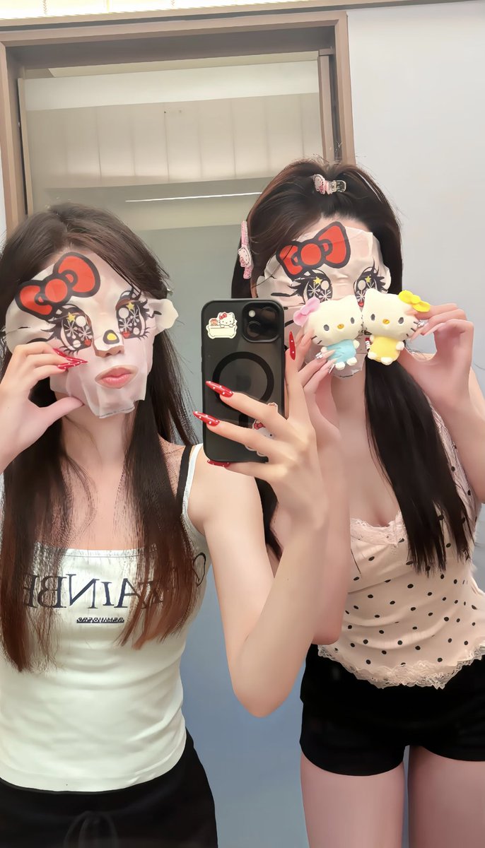 Larigueur241's tweet photo. 晚上18.38！！！新拍的照片

有人想锐评一下我跟闺蜜的福嘛 🥹       

真心给福（人机不要来）   

真没有🚪  流言 2 我真的给呀 https://t.co/blDXsGKDQG
