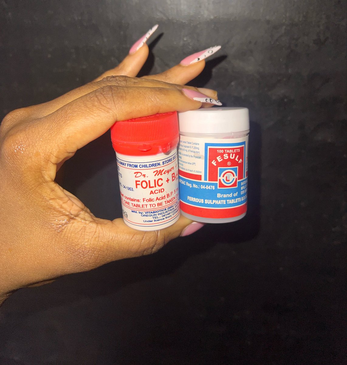 kemisola_____'s tweet photo. my personality now is Folic Acid + Fesulf. If you see me glowing, na blood dey pump 😂 https://t.co/vVzZQ5rqfA