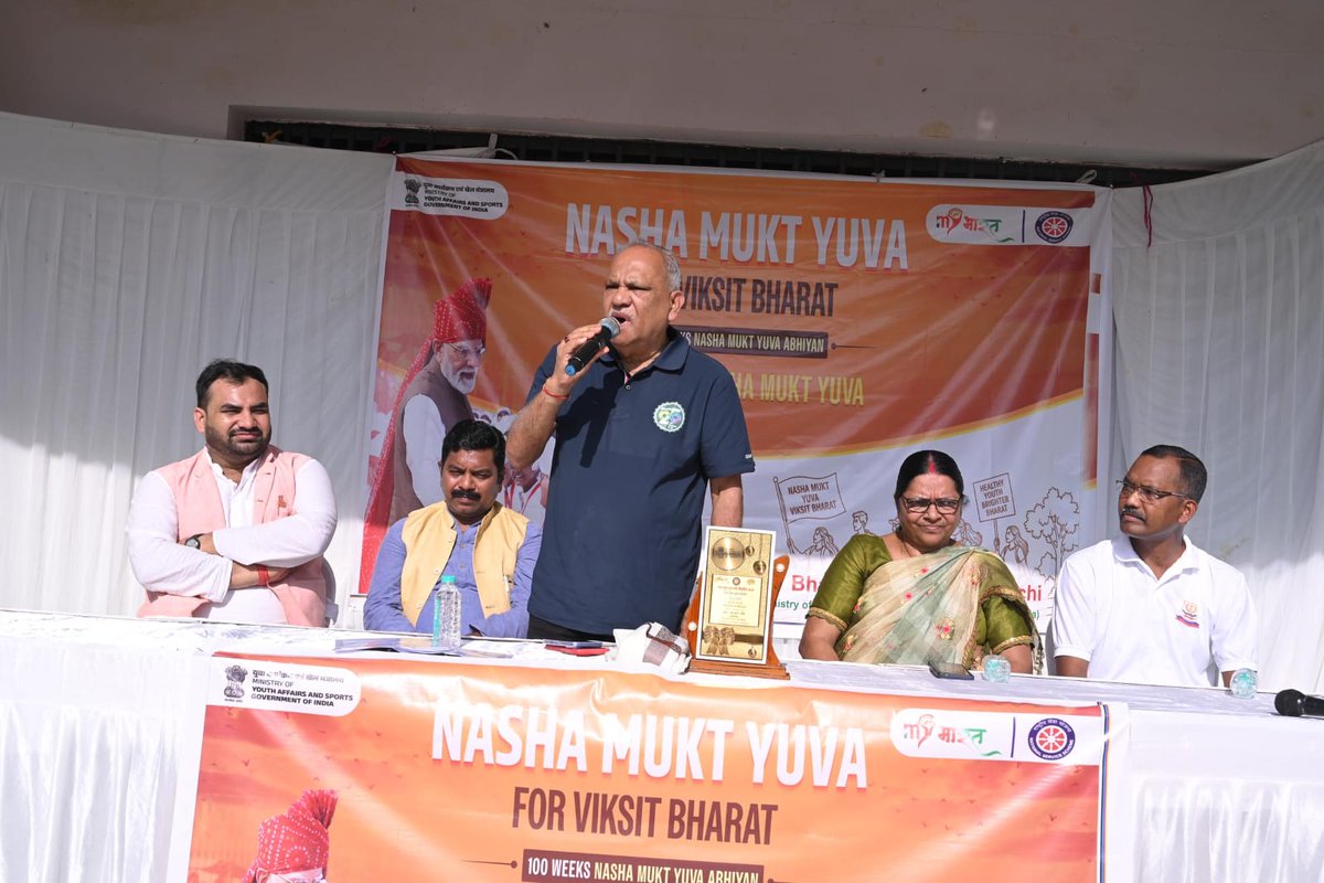 MYBharatHQ's tweet photo. 790 + MYBharat volunteers. 4 KM of determination. One powerful Sankalp. 🇮🇳

The Nasha Mukt Yuva Padyatra in Ranchi, flagged off by Shri C.P. Singh, MLA, Ranchi Vidhan Sabha, brought together MY Bharat volunteers and youth for a united call for a Nasha Mukt Bharat.
#NashaMuktYuva https://t.co/leuTuuylGn