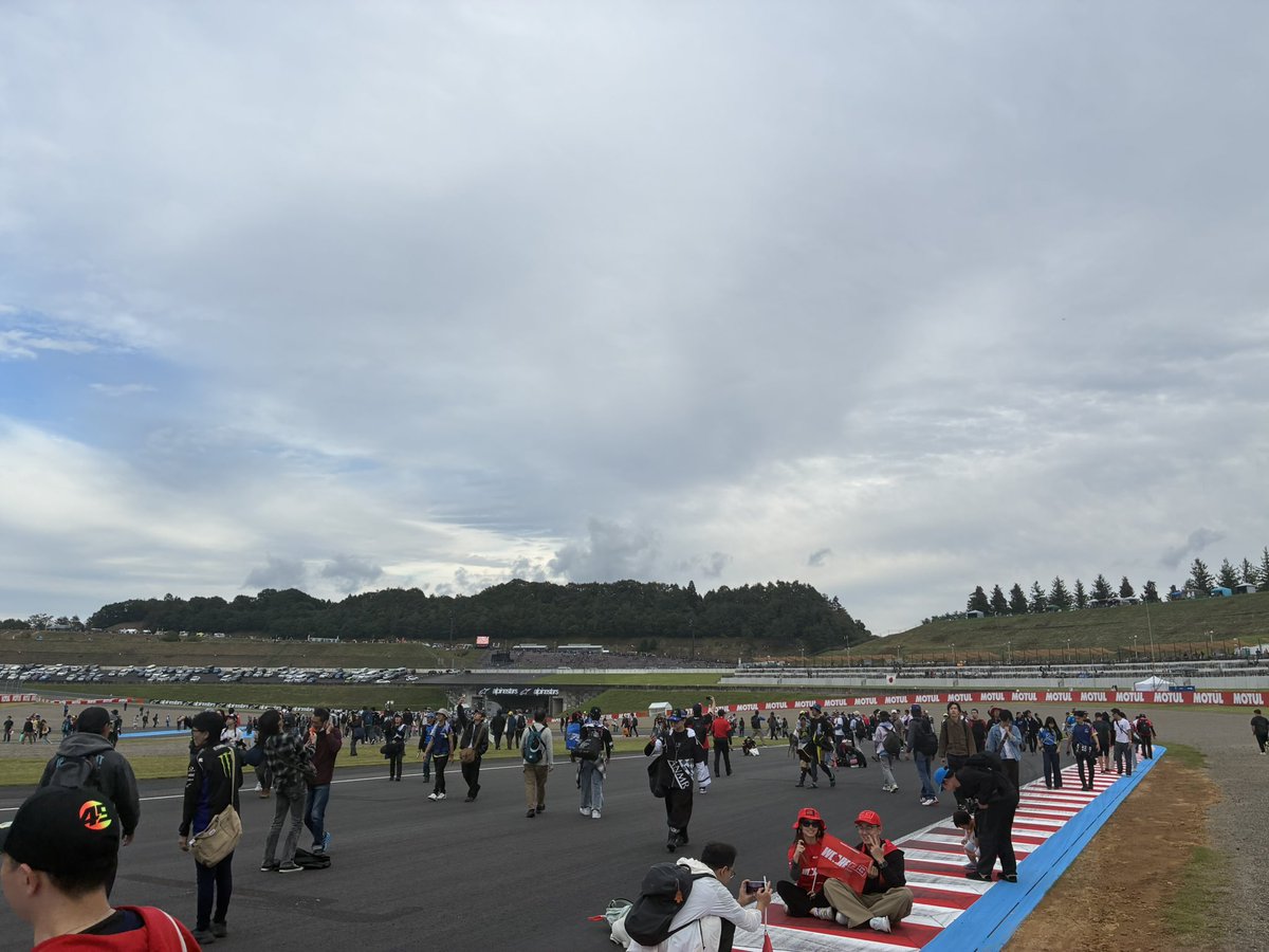Rewriter9918vrc's tweet photo. 帰宅、明日からまた頑張れそうw
レース後のコースウォークよかった https://t.co/pr3vmN7yqL