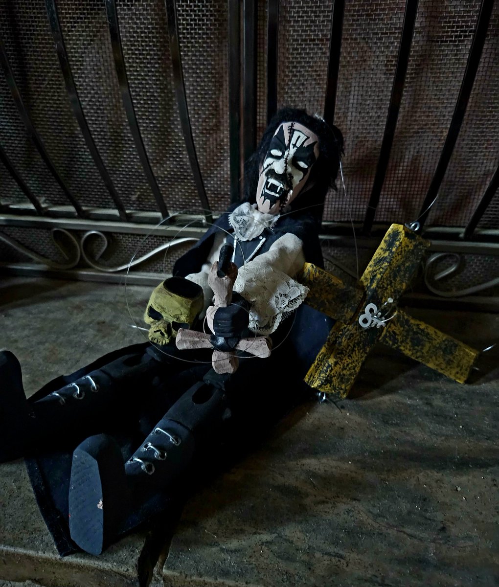 GeppettoMoreash's tweet photo. Just finished a custom order of a specific King Diamond wooden marionette. Old school looking mixed with the Puppetmaster look and a Puppetmaster controller. #kingdiamond #mercyfulfate #evil #coven #darrionettes @kingdiamond @MercyfulFate_HQ #puppetmaster https://t.co/OwzNsEc8LL
