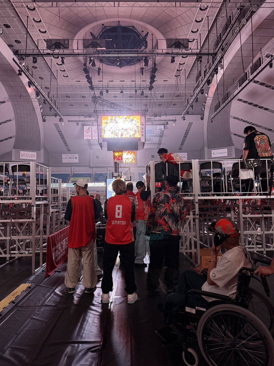umeda_cypher's tweet photo. 2026/10/4 "大阪エヴェッサvs シーホース三河戦"

🎤SET LIST
01 スイッチ
02 ウルサイレン
03 FLOOR KILLER
04 Love of the game
05 ウメダノビル
06 Rodeo13
07 I KI O I
08 BE THE MONSTERR

ハーフタイムパフォーマンス
TOYOTOMI

#梅田サイファー https://t.co/somc2kFVxa