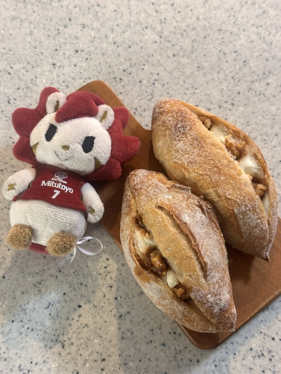 ysukkara's tweet photo. 今シーズン初勝利を現地観戦。勝つってすべてのことを凌駕するんですね😭
毎回アウェイチームにちなんだパンを作ってくださる@bundbakery さんの「クリチ＆キャラメル胡桃入り稲妻バゲット」を添えて。 https://t.co/OM6IOBA6pC