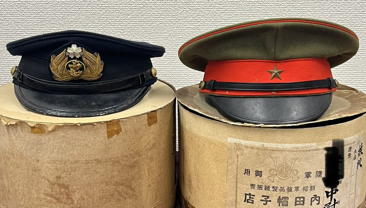 murozonovsky's tweet photo. 今日は原作で協力いただいている骨董・古美術店「江戸市川」(https://t.co/PHeztff1lc)さんの倉庫へ行ってまいりました。

実家仕舞いの方から旧日本軍の制帽を買取されたそうです。錨の帽章が海軍、星の帽章が陸軍になります。 https://t.co/cPMAI5ezdF