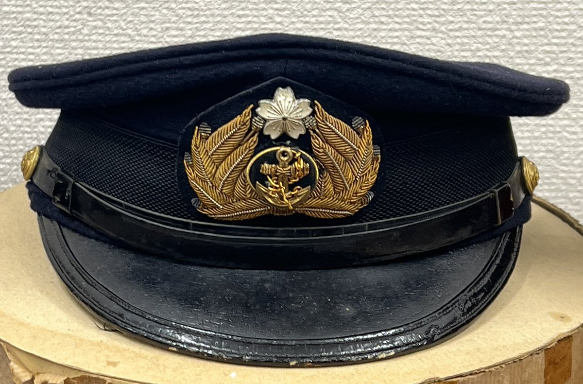 murozonovsky's tweet photo. 今日は原作で協力いただいている骨董・古美術店「江戸市川」(https://t.co/PHeztff1lc)さんの倉庫へ行ってまいりました。

実家仕舞いの方から旧日本軍の制帽を買取されたそうです。錨の帽章が海軍、星の帽章が陸軍になります。 https://t.co/cPMAI5ezdF