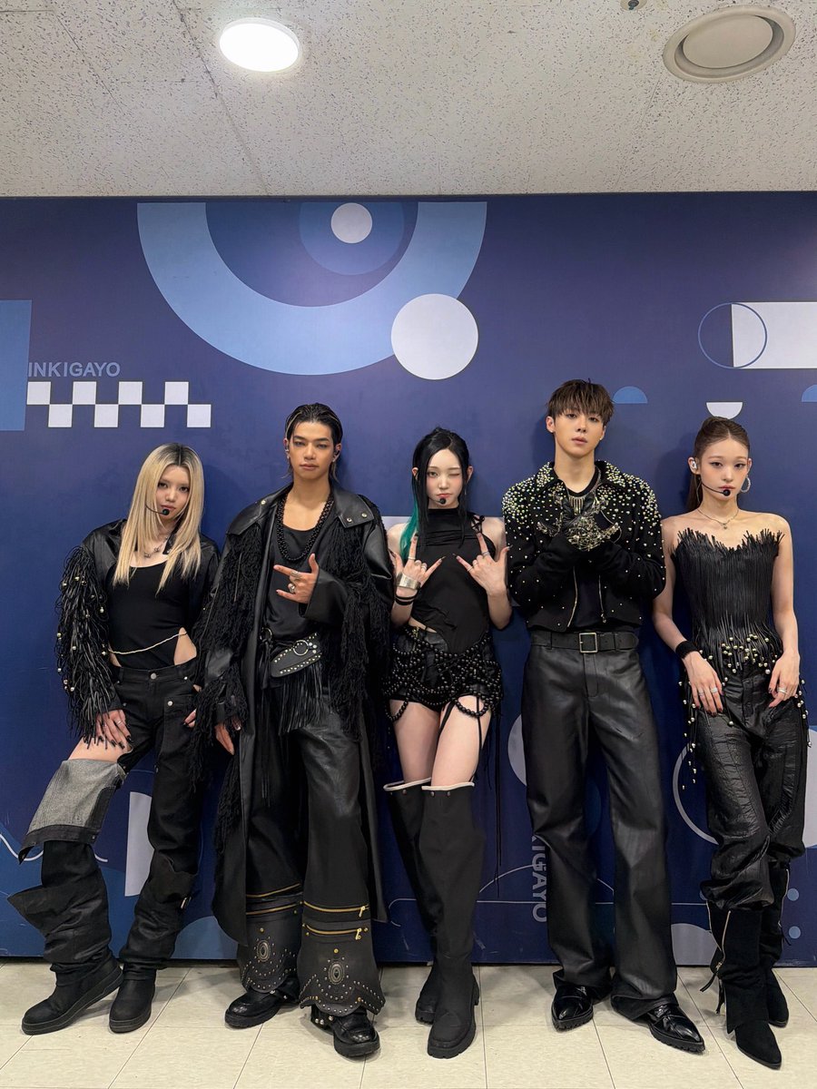 ALLDAY_PROJECT's tweet photo. [📸] 261004 #TO_DAY

SBS 인기가요 🖤🤍

#ALLDAYPROJECT #ADP #올데이프로젝트
#CRASH #TALK
#THEBLACKLABEL #더블랙레이블 https://t.co/dh4h5XEbOK