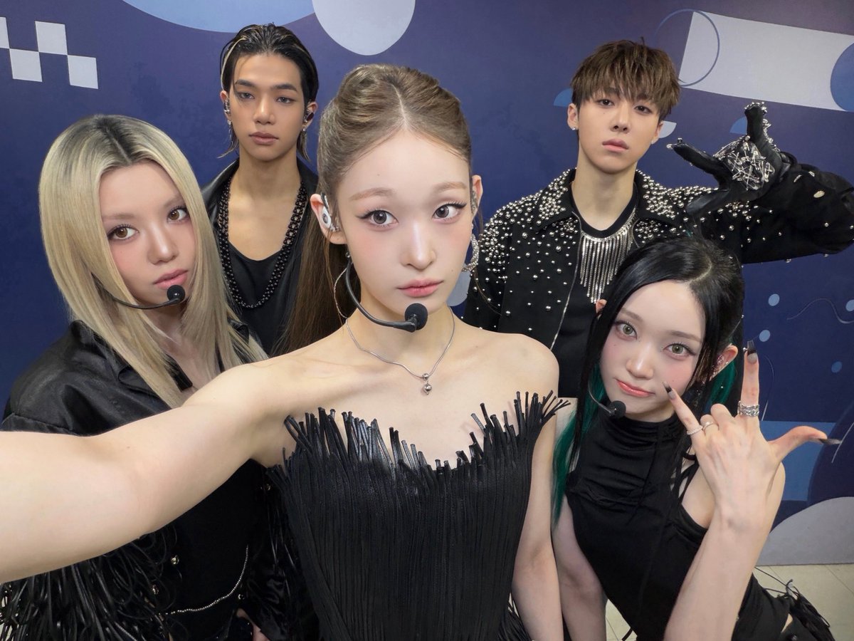 ALLDAY_PROJECT's tweet photo. [📸] 261004 #TO_DAY

SBS 인기가요 🖤🤍

#ALLDAYPROJECT #ADP #올데이프로젝트
#CRASH #TALK
#THEBLACKLABEL #더블랙레이블 https://t.co/dh4h5XEbOK