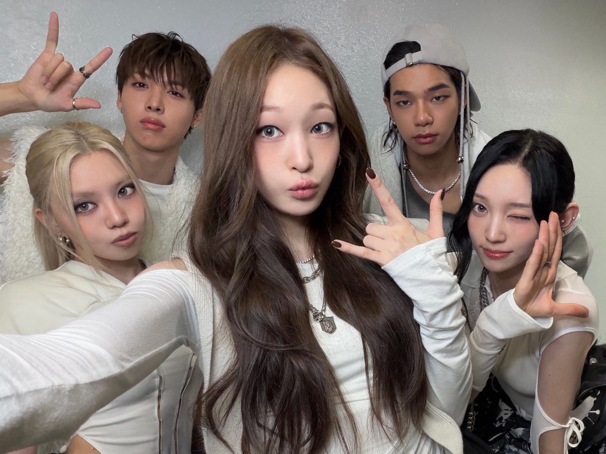 ALLDAY_PROJECT's tweet photo. [📸] 261004 #TO_DAY

SBS 인기가요 🖤🤍

#ALLDAYPROJECT #ADP #올데이프로젝트
#CRASH #TALK
#THEBLACKLABEL #더블랙레이블 https://t.co/dh4h5XEbOK