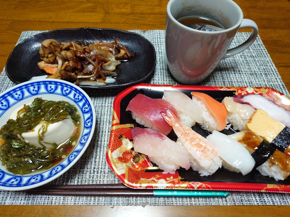reazuking's tweet photo. 今日は週１の楽しみの寿司と鮭の甘辛炒め🐟️🍣 https://t.co/nH5FonIGTc
