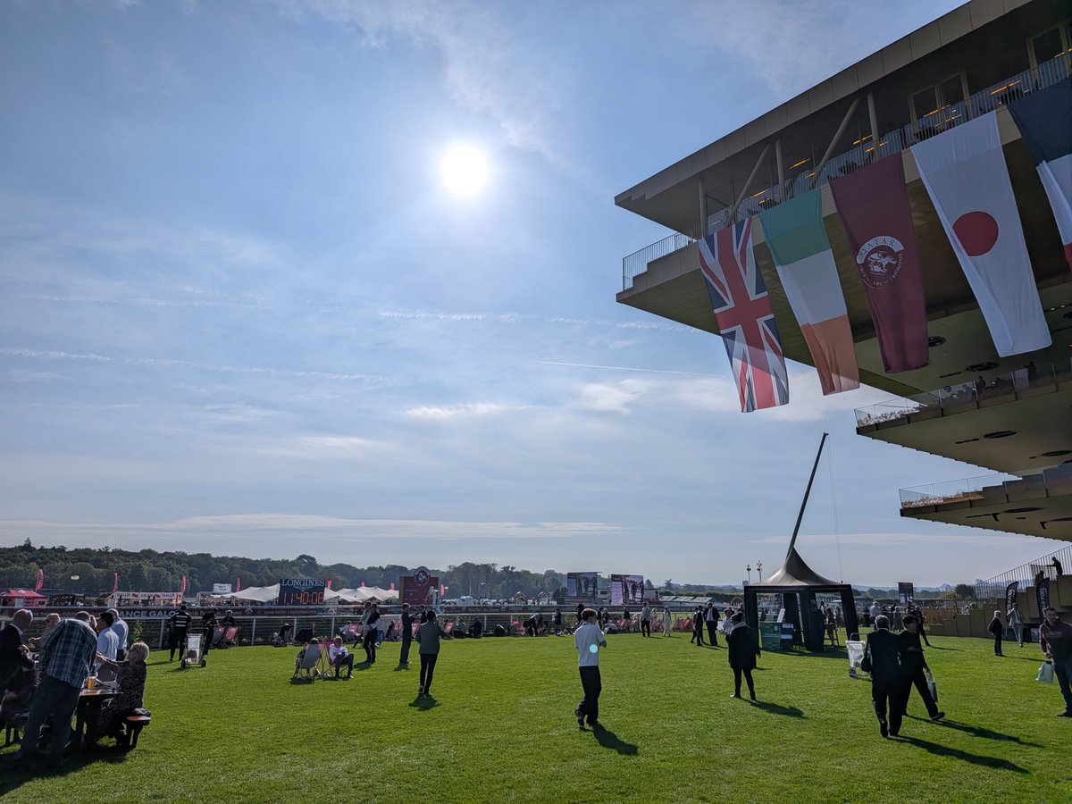 JRA_Special's tweet photo. 【#凱旋門賞 現地情報】
パリロンシャン競馬場は気持ちの良い晴天！
現地時間9時30分発表の馬場状態は「BON SOUPLE」です。
担当者は「計測値は各地点の平均値だが、ゴール前はもう少し柔らかい」とお話されてました。

👇馬場状態の見方などフランス競馬のルール
https://t.co/6XuqfeNPMO https://t.co/qDkhPGdLyr