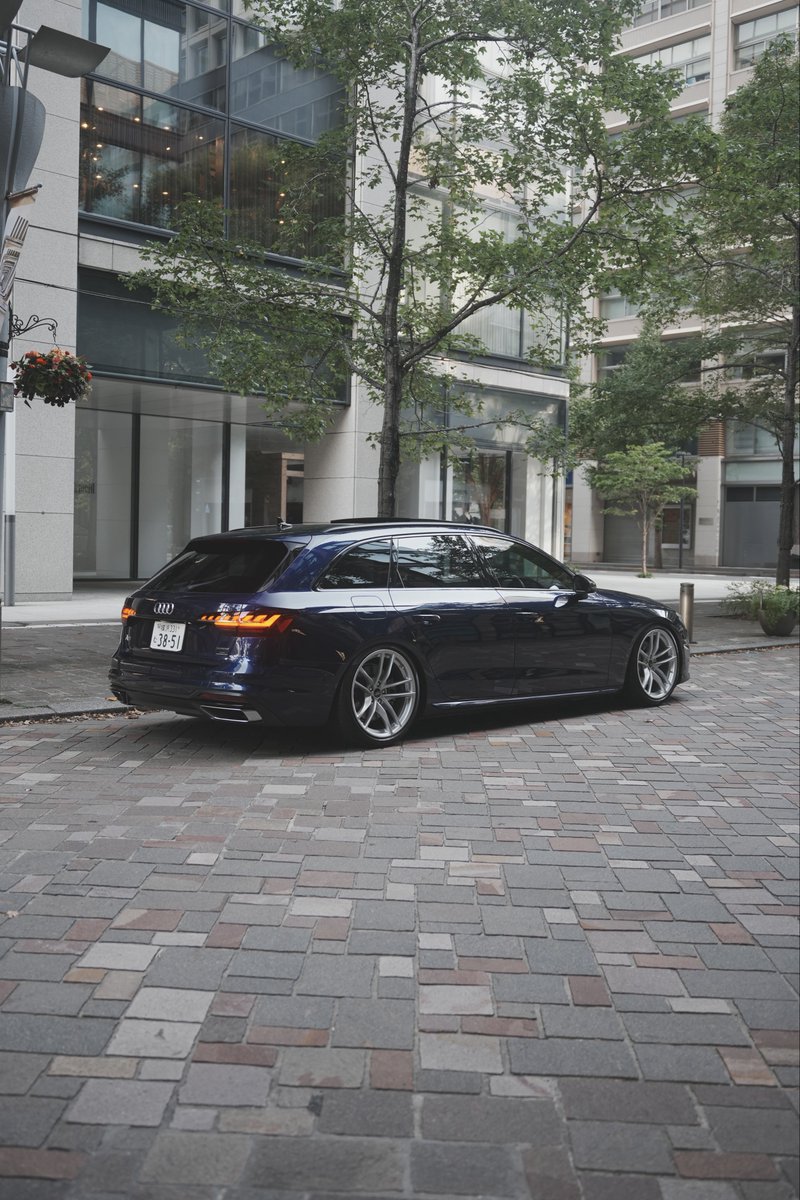 Suramasa_pp1's tweet photo. セカンドカー乗り換えてました！

Audi A4 Avant 45 TFSI

ナバーラブルー
ブラックスタイリングパッケージ
ベージュ内装
サンルーフ
Bang &amp; Olufsen

BCレーシング車高調
A90��ープラ純正ホイール流用
シルバー塗装　19×10J前後通し

#ステーションワゴンはいいぞ https://t.co/LyZQpUPTx2