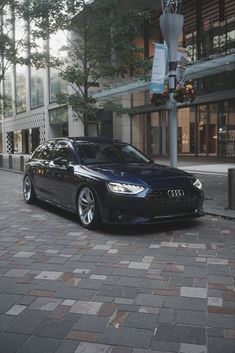 Suramasa_pp1's tweet photo. セカンドカー乗り換えてました！

Audi A4 Avant 45 TFSI

ナバーラブルー
ブラックスタイリングパッケージ
ベージュ内装
サンルーフ
Bang &amp; Olufsen

BCレーシング車高調
A90��ープラ純正ホイール流用
シルバー塗装　19×10J前後通し

#ステーションワゴンはいいぞ https://t.co/LyZQpUPTx2