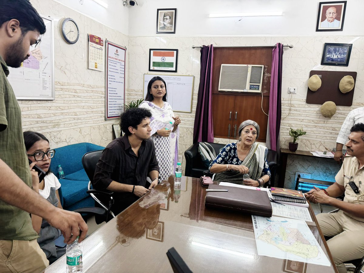 Cockroachisback's tweet photo. 🚨 Important Update:

Our team went inside the police station with the victim and asked them to register an FIR against ACP Vivek Bhagat for molestation, but Delhi Police refused, citing the ongoing Crime Branch investigation.

The law is clear, an FIR must be registered without any inquiry. Yet, Delhi Police is doing everything it can to protect its ACP.