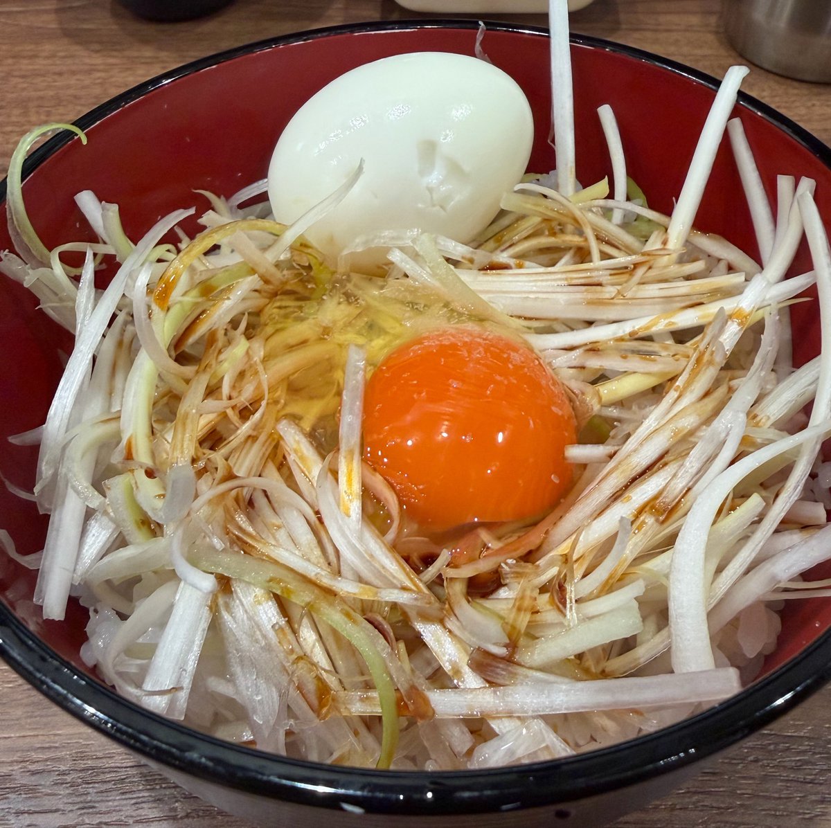 umaimonsuky's tweet photo. との丸家山形市　ラーメンネギ玉丼サービスゆで卵

マラソン通行止めから解放されたオイラを妨げるものはもはや何もないためウキウキでこちらへ
もうやけどしちゃっても構わない
ふーふーなしで一気に完食
うんまい☺️
無事やけどしました👍 https://t.co/5tVwmUj2JO