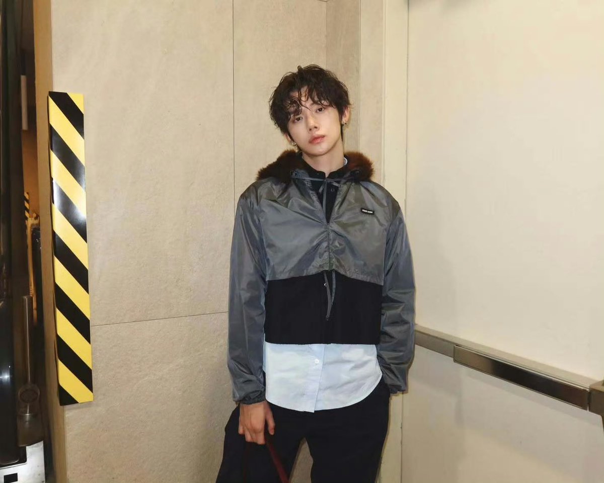 Luzzyyyu's tweet photo. Yeonjun’s distinctive facial features bring new vitality to MiuMiu SS27 collection beautifully. 

YEONJUN MIUMIU PRINCE
#YEONJUNxMiuMiu #YEONJUN #MiuMiuSS27 @MIUMIUofficial https://t.co/Oe7MPre6JS