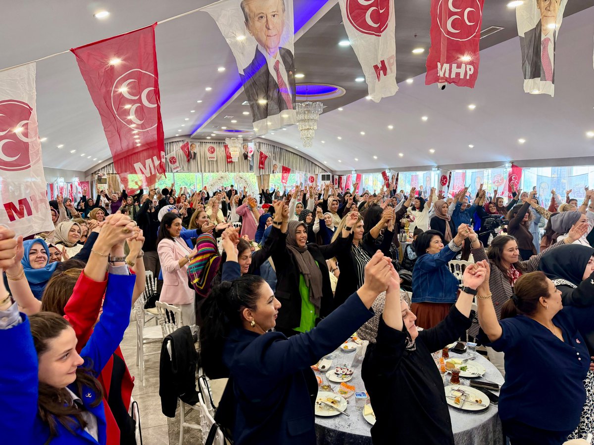 BBvolkanyilmaz's tweet photo. KADINLAR HAREKET'TE

Bu sabah itibarıyla 39 ilçemizi kapsayacak yeni bir program serimizi "Bismillah" diyerek başlattık.

Genel Başkanımız Sayın Devlet Bahçeli'nin 'Kadınlar toplumumuzun aynası, geleceğimizin ümit ateşidir; kadınsız gelecek olmaz' sözünden yola çıkarak, "KADINLAR HAREKET'TE" temasıyla başlattığımız toplantılarımızın ilk durağında Bayrampaşa ilçemizdeydik.

Çok kıymetli, asil hanımefendilerin coşkulu katılımları için her birine şükranlarımı sunuyorum. 

Kadınlarımızın teşkilatlarımıza ve programlarımıza aktif katılımlarıyla İstanbul'da yeni bir sayfa açacağımıza canı gönülden inanıyorum. Hep birlikte başaracağız.🇹🇷