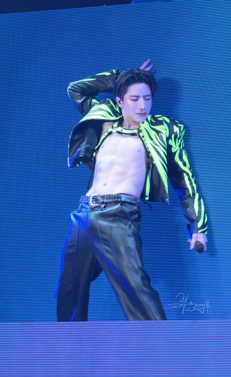 aryeong_seo's tweet photo. 261003 PERSES UNCENSORED CONCERT 

@jungwboo_  HOT GUY 🔥🔥🔥

#PERSES_UNCENSOREDCONCERT 
#JUNG_PERSES 
#PERSES_TH https://t.co/1EfhR3QSkP