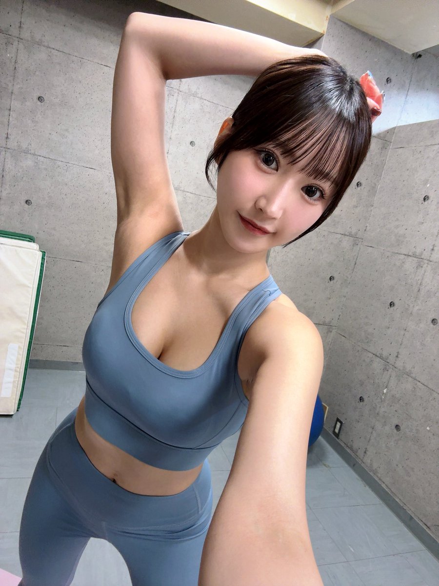 yorimoto_s's tweet photo. 今日は撮影でジムトレーナー！
指導してもらったよ〜😌✨
この服装？好きな人多いのかな？☺

一緒にお仕事した皆様ありがとうございました🍀 https://t.co/mWJxr3S6kM