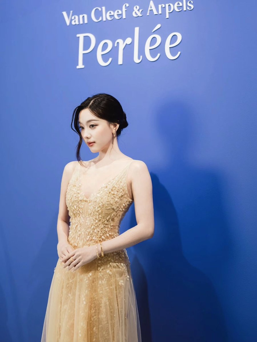 aheyefcofficial's tweet photo. [IG post] aheyekrn_ 04.10.26

Come play in the world of Perlée and discovering in person. Visit Van Cleef &amp; Arpels Pop-up at Préf Café &amp; Bar till this 18th October

#VCAPerleeTH 
#VCAPerlee
#VanCleefArpels 
@/Vancleefarpels

[1/2]

📍https://t.co/V5ZkRXsLdF

#Aheye4EVE #4EVE https://t.co/IAQt5rtWpZ