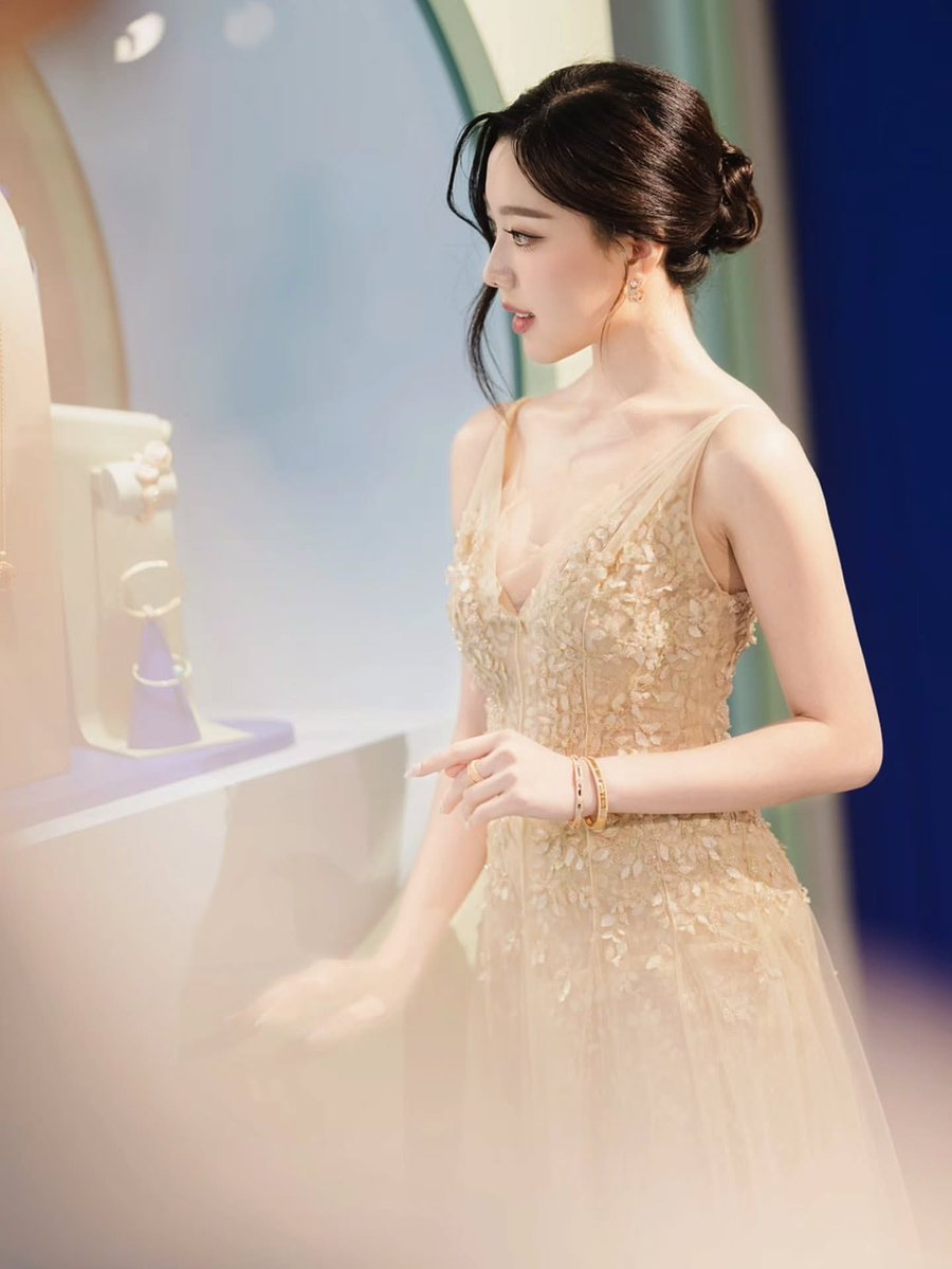aheyefcofficial's tweet photo. [IG post] aheyekrn_ 04.10.26

Come play in the world of Perlée and discovering in person. Visit Van Cleef &amp; Arpels Pop-up at Préf Café &amp; Bar till this 18th October

#VCAPerleeTH 
#VCAPerlee
#VanCleefArpels 
@/Vancleefarpels

[1/2]

📍https://t.co/V5ZkRXsLdF

#Aheye4EVE #4EVE https://t.co/IAQt5rtWpZ
