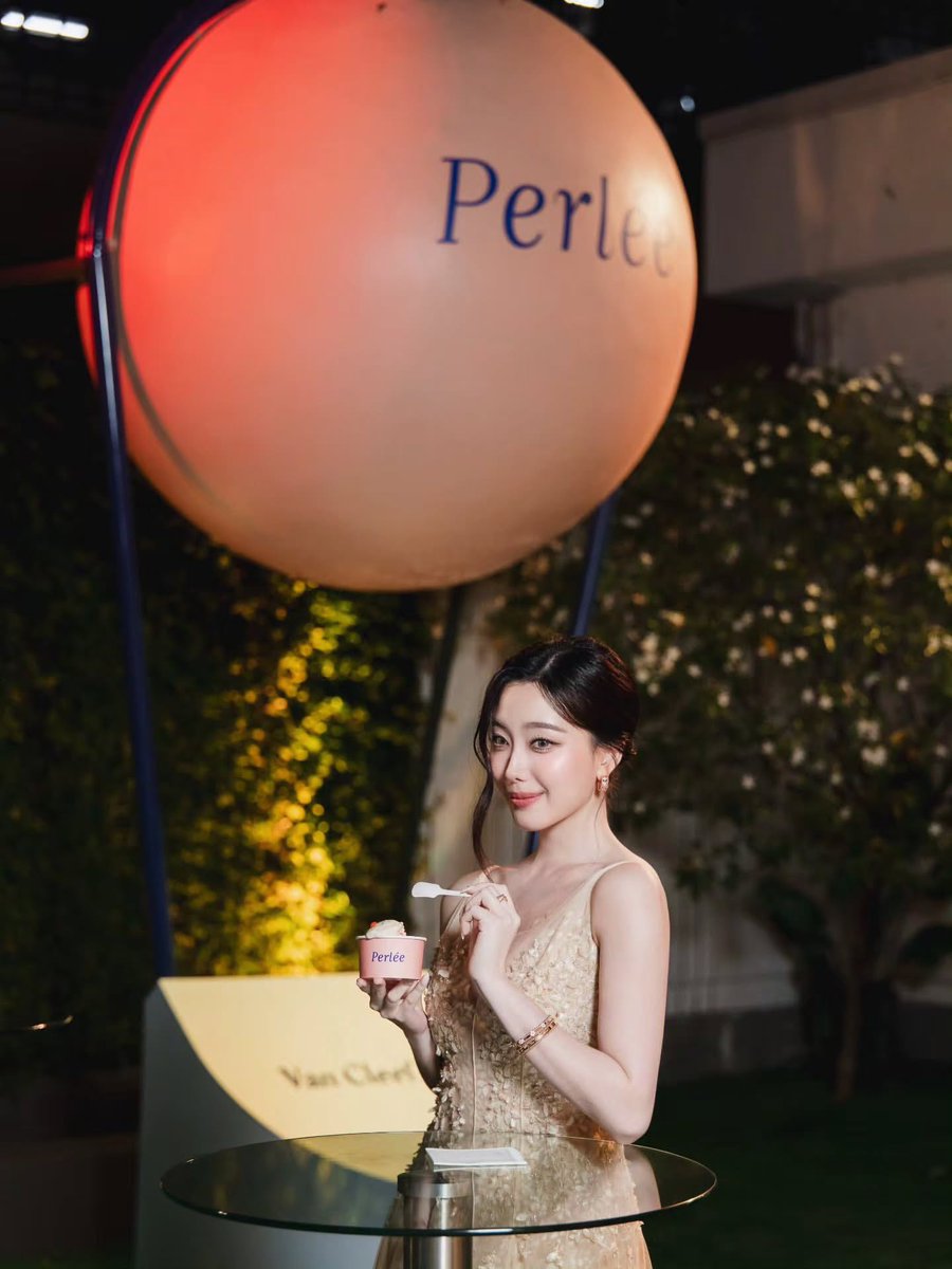 aheyefcofficial's tweet photo. [IG post] aheyekrn_ 04.10.26

Come play in the world of Perlée and discovering in person. Visit Van Cleef &amp; Arpels Pop-up at Préf Café &amp; Bar till this 18th October

#VCAPerleeTH 
#VCAPerlee
#VanCleefArpels 
@/Vancleefarpels

[1/2]

📍https://t.co/V5ZkRXsLdF

#Aheye4EVE #4EVE https://t.co/IAQt5rtWpZ