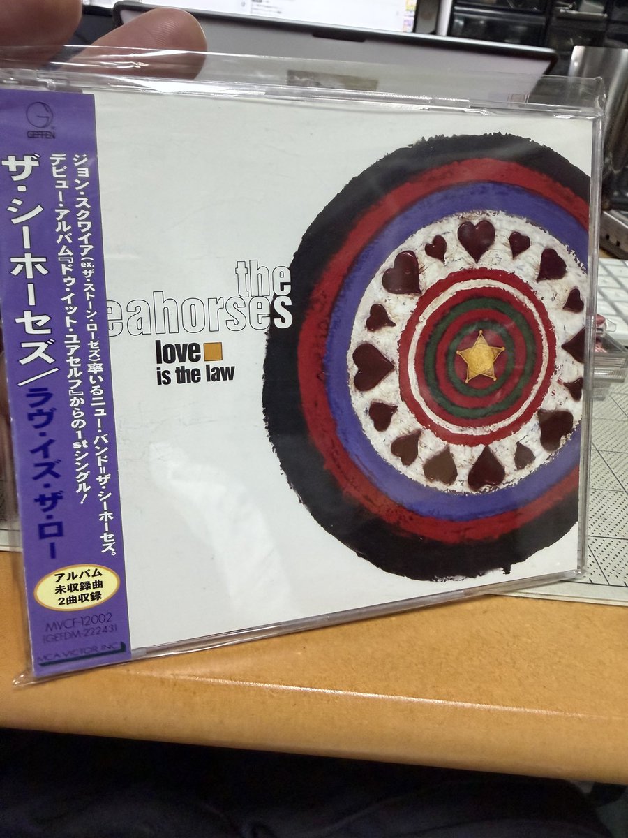 c_geru's tweet photo. 最近の収穫。「Love is the law」The Seahorses。シングル盤。タイトル曲以外はアルバム未収録。1997。 https://t.co/o2X9D8E7iN
