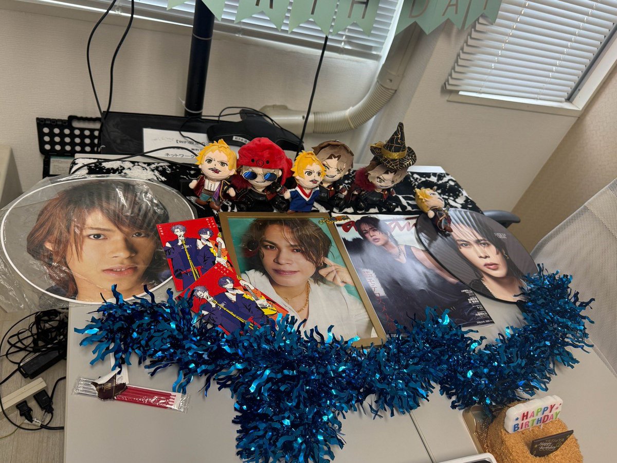 shirocking's tweet photo. 本日、本人不在のお誕生日会してきました。ゆっくりSHOCKのメイキング見ながら話に花が咲き、楽しい時間でしたー。改めてたっちゃんお誕生日おめでとう！！！クリスマスライブ楽しみにしてます💙　
#上田竜也誕生祭2026 https://t.co/PPr4GC07ER