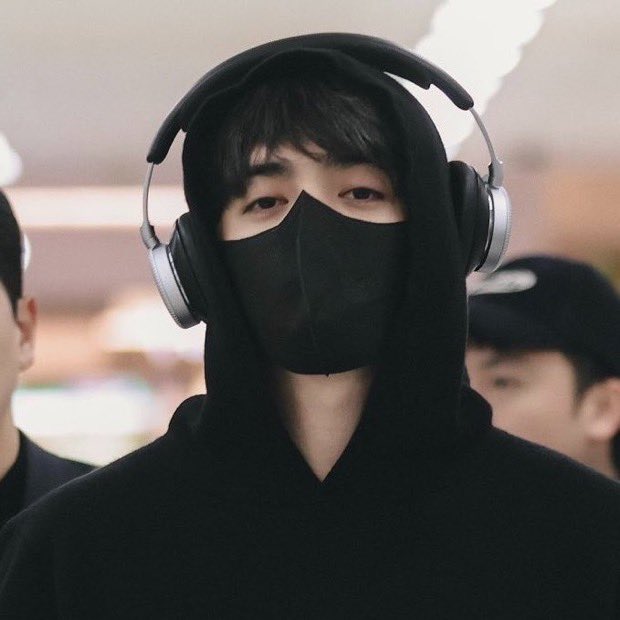 coupsistt's tweet photo. idk how but seungcheol in mask just radiates that effortless domination aura https://t.co/IXWufCz1ti