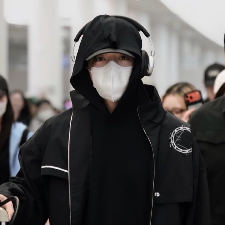 coupsistt's tweet photo. idk how but seungcheol in mask just radiates that effortless domination aura https://t.co/IXWufCz1ti