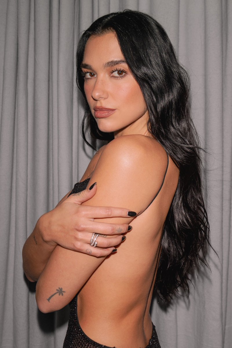 addictionlipa's tweet photo. GODDESS DUA LIPA, OH MY GOD https://t.co/VP6x36ZEL6