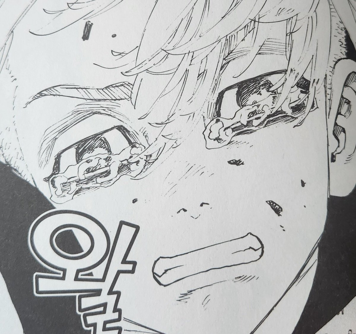 Na_Yo___'s tweet photo. 생각해보면
완전 애기때 제외하고 마이키는 항상 일부러 혼자 있을 수 있는 곳에 가서 숨죽여 울었기에 남에게 우는 모습을 보인 적이 없었는데
그 우는 모습을 처음 발견한 것도 타케미치고
마이키가 처음으로 타인에게 우는 모습을 보인 것도 타케미치 앞에서였다는거
관계성 미친거같네 https://t.co/D6l2IHs0OP