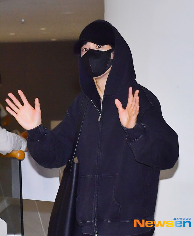 soohyunupdates's tweet photo. [1004] Actor #KimSoohyun arrives at Incheon Airport after attending his fan meeting with BENCH in Manila. https://t.co/TIrCWlNFXE