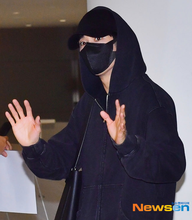 soohyunupdates's tweet photo. [1004] Actor #KimSoohyun arrives at Incheon Airport after attending his fan meeting with BENCH in Manila. https://t.co/TIrCWlNFXE