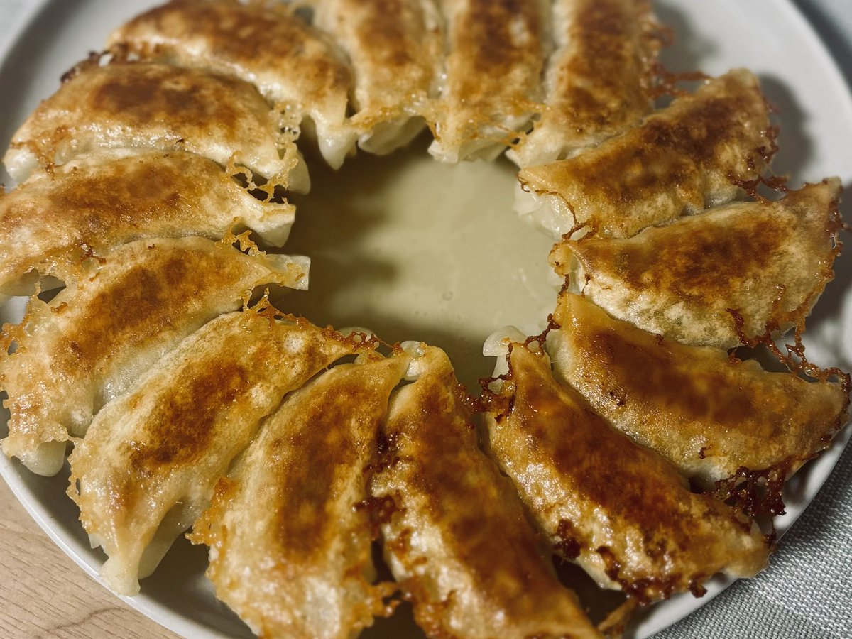 hachisukeume's tweet photo. ｷﾞｮｻﾞ🥟
うまく焼けました https://t.co/eM8yLfBGnN