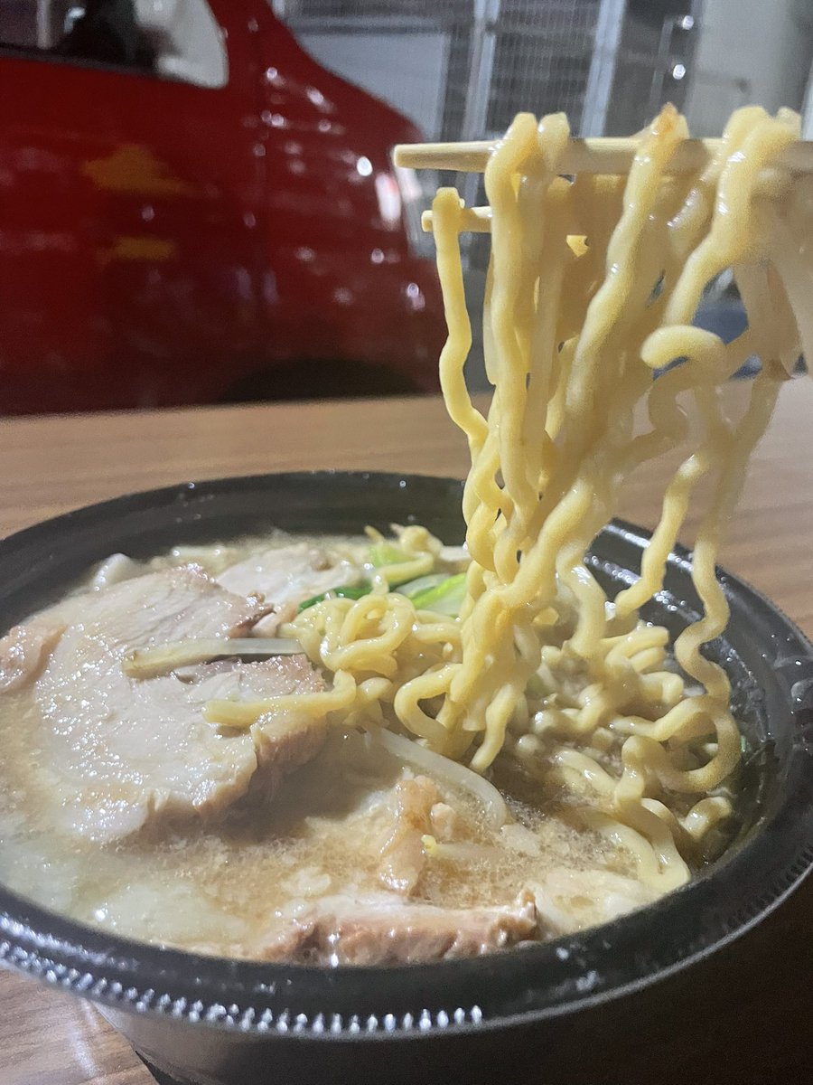 oniku029029029's tweet photo. うまいなー😍
屋台で食べるラーメンって、効果が倍増しな感じ
涼しい風を浴びながらアツアツのラーメンをすする
屋台二郎1000円
このしょうゆの味たまらん
浅草開花楼のコシのある麺も美味しい
次回はベーシックな醤油ラーメン食べてみよう
ラーメンししょうの屋台営業 https://t.co/qR3iPWEUXi