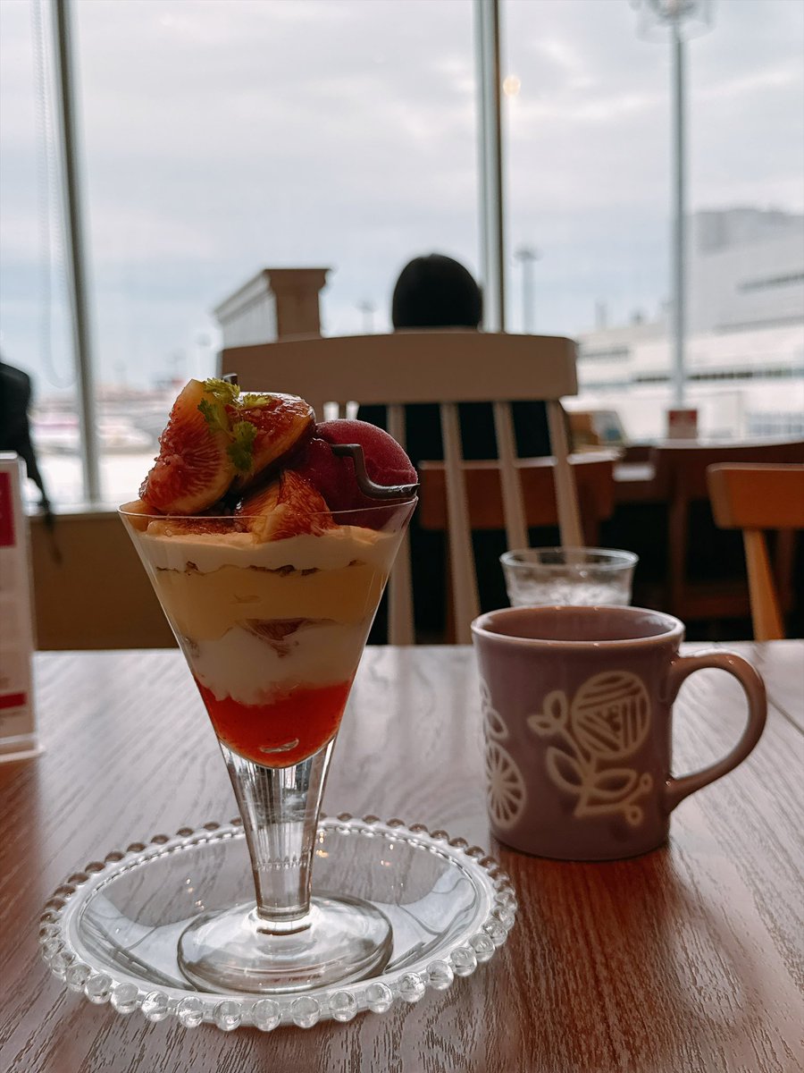 chaa3cookies's tweet photo. 空港で福岡県産とよみつひめのパフェ食べた
いちじくって乾燥じゃない生のやつ食べるの初めてかも(福岡県産だけで選んだ)

当日か±1日の日付のライブチケット提示でドリンク無料って見つけて、ちょうど私のやつじゃん！ってコーヒー頂いちゃった✨
滑走路ビューカフェ✈️ https://t.co/823MGV9GgG