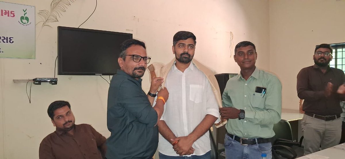 AshvinC38756318's tweet photo. આણંદ જીલ્લા સાધારણ સભા મા આજ રોજ રાજ્ય મંડળ પ્રમુખ શ્રી એ હાજરી આપી એ બદલ આણંદ જિલ્લા ગ્રામસેવક મંડળ તરફ થી ખુબ ખુબ આભાર https://t.co/Lnmncdwgx2