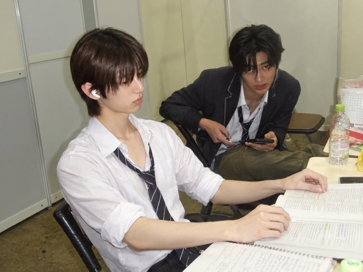 chaomaggeddon's tweet photo. ju and keon look like they came straight out of a shoujo anime in this pic, it’s actually insane . https://t.co/O6mSoMM2BU